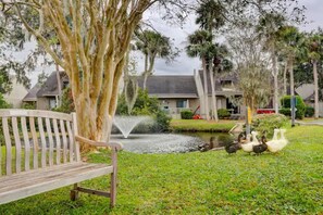 Property grounds - Cozy Coastal Chic - Palmetto Dunes, beach, bike, tennis, golf, pickleball, swim (Hilton Head Island)