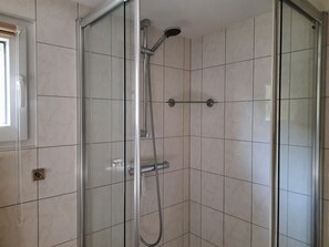 Dusche, Haartrockner, Seife, Toilettenpapier