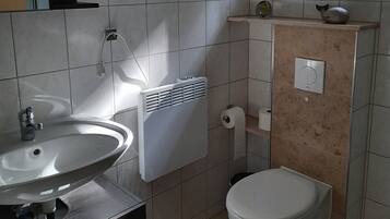 Een douche, een haardroger, zeep, toiletpapier