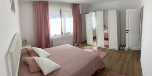 2 chambres, fer et planche à repasser, Wi-Fi gratuit, draps fournis