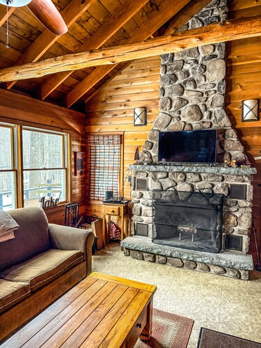 Cozy Lake View Cabin on Lake Wallenpaupack with beach area access!!!