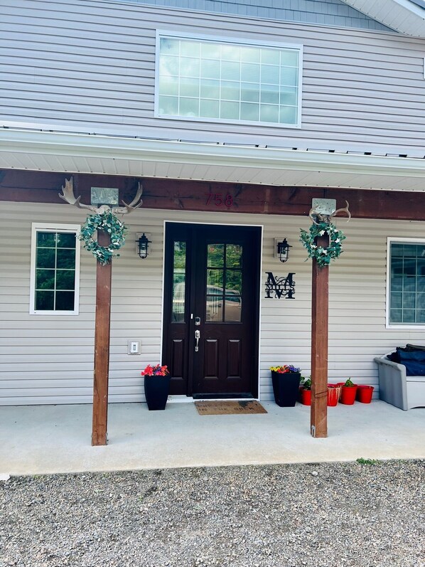 Exterior detail - Spacious Hoonah House, five bedrooms / two & half bathrooms in nice quiet area (Hoonah)