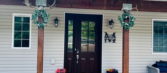 Spacious Hoonah House, five bedrooms / two & half bathrooms in nice quiet area