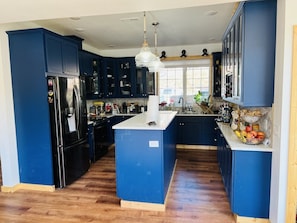 Fridge, microwave, oven, stovetop - Spacious Hoonah House, five bedrooms / two & half bathrooms in nice quiet area (Hoonah)