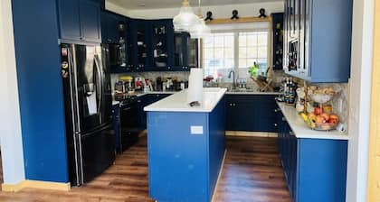 Spacious Hoonah House, five bedrooms / two & half bathrooms in nice quiet area