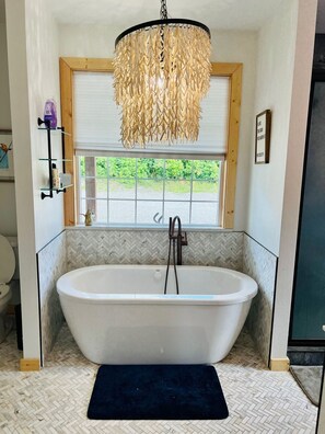 Bañera con ducha, bañera de hidromasaje, secador de pelo, toallas