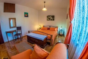 2 bedrooms, iron/ironing board, free WiFi, bed sheets