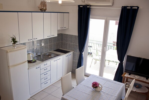 Microwave, coffee/tea maker, electric kettle, toaster - Apartment in Vodice with Seaview, Balcony, Air condition, WIFI (612-4) (Vodice)