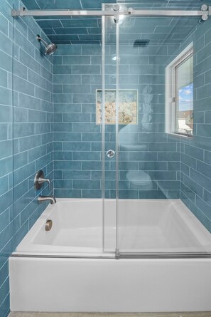 Combined shower/tub, free toiletries, hair dryer, towels
