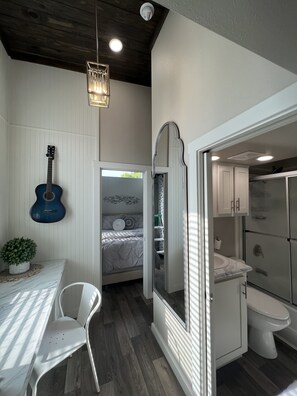 2 bedrooms, desk, WiFi, bed sheets