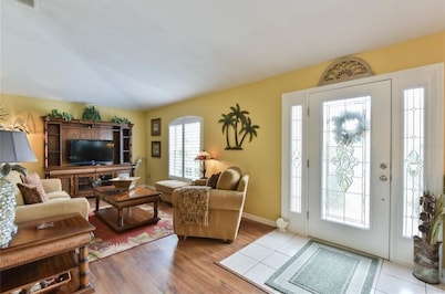 PET FRIENDLY 3BR HOME WITH SEASONAL POOL, 12 minutes to FAST, 15 minutes to WEC!