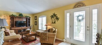 PET FRIENDLY 3BR HOME WITH SEASONAL POOL, 12 minutes to FAST, 15 minutes to WEC!