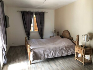 4 habitaciones, tabla de planchar con plancha y wifi 