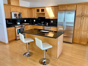 Refrigerador, microondas, horno, placa de cocina
