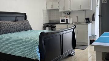 1 habitación, tabla de planchar con plancha, wifi gratis y ropa de cama