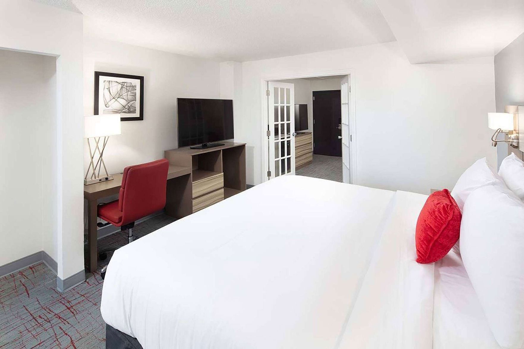 Escritorio, espacio para trabajar con laptop y cortinas blackout 