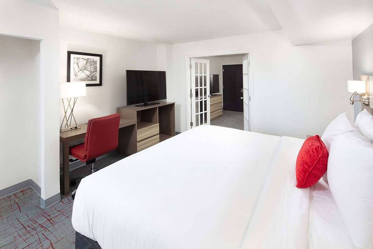 Escritorio, espacio para trabajar con laptop y cortinas blackout