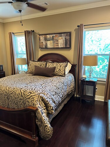 High End Townhouse 12 min walk to Campus and Downtown
