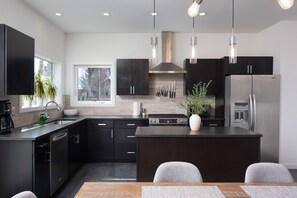 Réfrigérateur, micro-ondes, four, plaque de cuisson