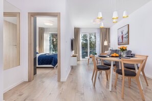 Exclusive-Apartment, 1 Schlafzimmer, Sauna | Wohnbereich | 50-Zoll-Plasmafernseher mit Digitalempfang, Fernseher