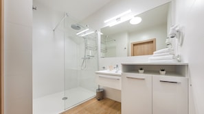 Departamento de lujo, 1 habitación, sauna | Baño | Regadera, secadora de cabello, toallas, jabón 
