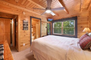 3 habitaciones, escritorio y tabla de planchar con plancha 