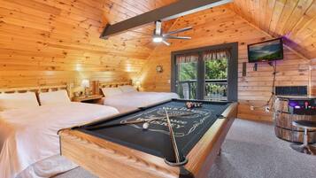 3 habitaciones, escritorio y tabla de planchar con plancha