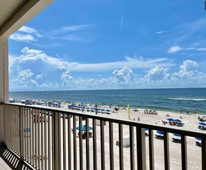 Sulla spiaggia, lettini da mare