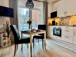 Kühlschrank, Mikrowelle, Herdplatte, Wasserkocher mit Kaffee-/Teezubehör