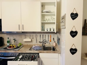 Kühlschrank, Mikrowelle, Herdplatte, Wasserkocher mit Kaffee-/Teezubehör