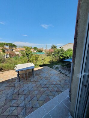 Outdoor dining - Apartment (Caux)