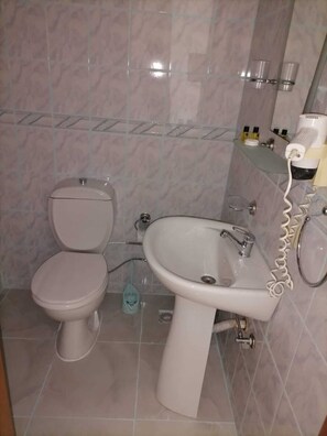 Habitación empresarial doble | Baño | Regadera, secadora de cabello, pantuflas, toallas