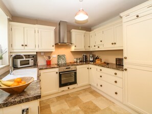 คอทเทจ | ครัวส่วนตัว | ตู้เย็น, กาต้มน้ำไฟฟ้า, เตาปิ้งขนมปัง, เครื่องครัว/จาน/ช้อนส้อม