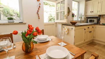 Cottage | Private kitchen | Fridge, electric kettle, toaster, cookware/dishes/utensils