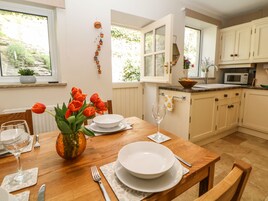 Refrigerador, tetera/pava eléctrica, tostadora, utensilios de cocina