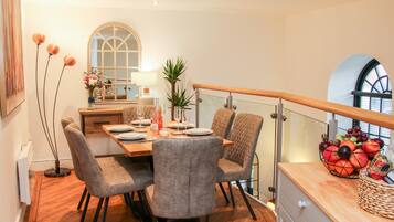 Cottage | Private kitchen | Fridge, electric kettle, toaster, cookware/dishes/utensils
