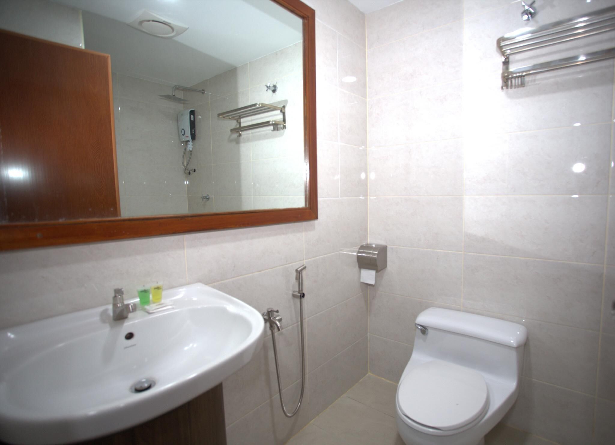 Un baño con lavabo, inodoro y ducha.
