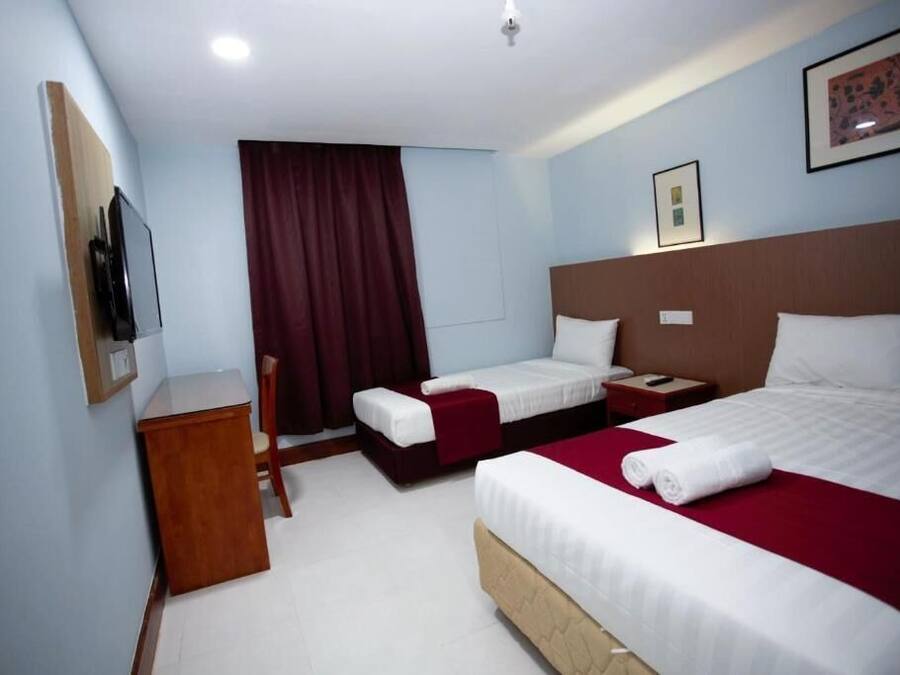 Tremannsrom – deluxe, byutsikt | Skrivebord, strykejern/-brett, wi-fi (inkludert) og sengetøy