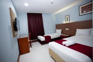 Kamar Triple Deluks, pemandangan kota | Meja kerja, setrika/meja setrika, Wi-Fi gratis, dan seprai linen