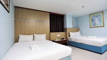 Chambre Quadruple Deluxe, vue ville | Bureau, fer et planche à repasser, Wi-Fi gratuit, draps fournis