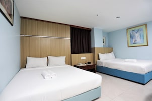 Chambre Quadruple Deluxe, vue ville | Bureau, fer et planche à repasser, Wi-Fi gratuit, draps fournis