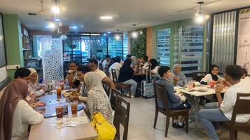 Sarapan bufet setiap hari dengan fi