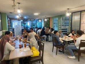 Desayuno buffet todos los días (con cargo)