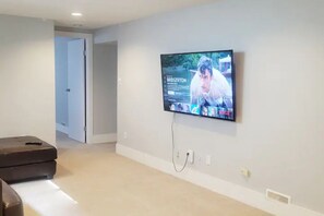 Interior - ★★Entire ★ House ★ 3 BR ★ 4 beds ★ 5 guests (Calgary)