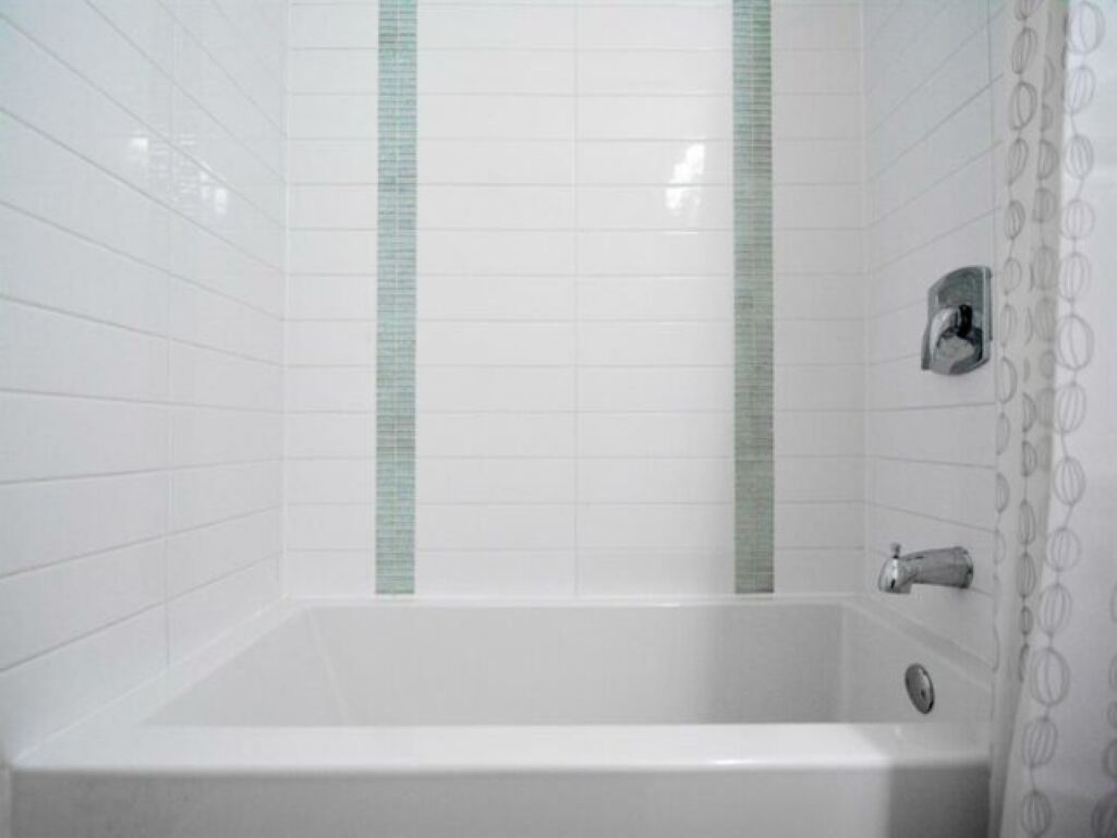 Combined shower/bathtub, hair dryer, towels, toilet paper