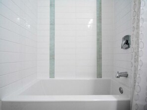 Combined shower/bathtub, hair dryer, towels, toilet paper - ★★Entire ★ House ★ 3 BR  ★ 5 guests (Calgary)