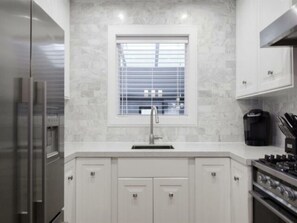 Fridge, microwave, oven, stovetop - ★★Entire ★ House ★ 3 BR ★ 4 beds ★ 5 guests (Calgary)