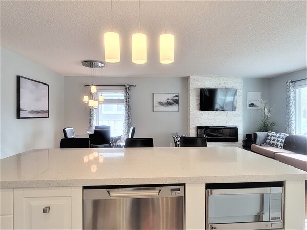 Interior - ★★Entire ★ House ★ 3 BR ★ 4 beds ★ 5 guests (Calgary)