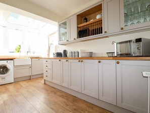 Cottage | Private kitchen | Fridge, electric kettle, toaster, cookware/dishes/utensils - Seawynds (Newquay)