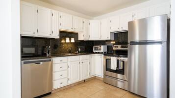 Condo, 1 Queen Bed with Sofa bed, Kitchen | Private kitchen | Fridge, microwave, coffee/tea maker